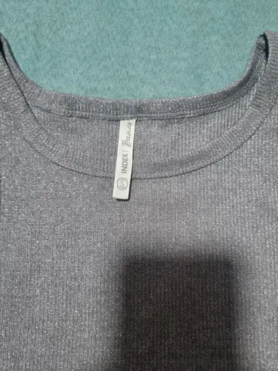 Polera sin mangas gris brillante para mujer - miniatura 2