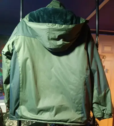 Chaqueta verde con capucha y forro interior - miniatura 1