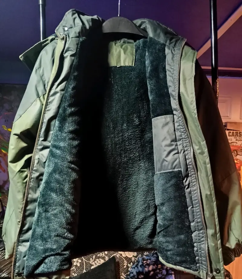 Chaqueta verde con capucha y forro interior - 3