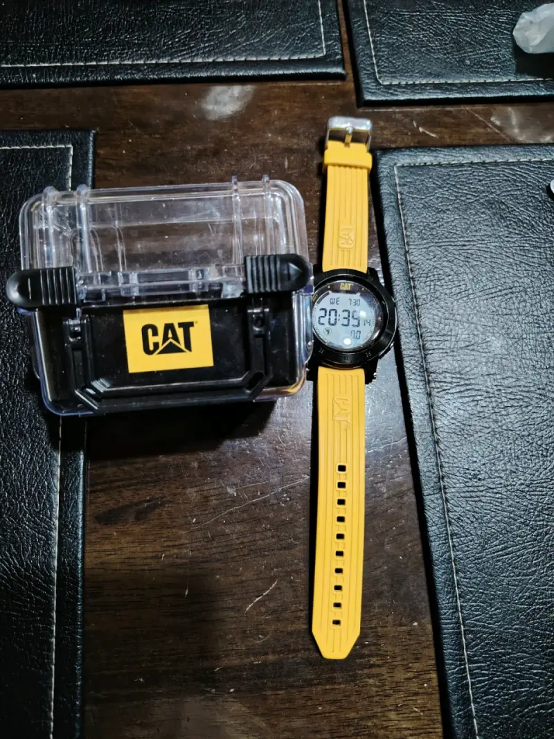 Reloj digital CAT con correa amarilla - 1