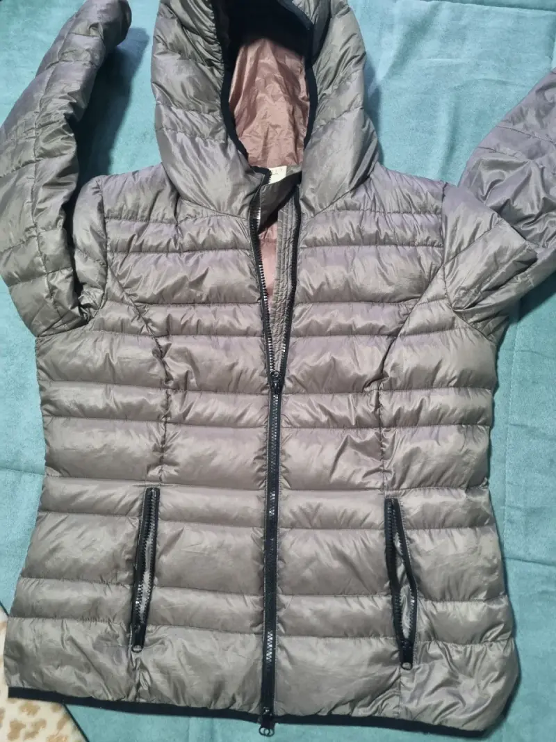 Chaqueta acolchada gris con capucha Esprit