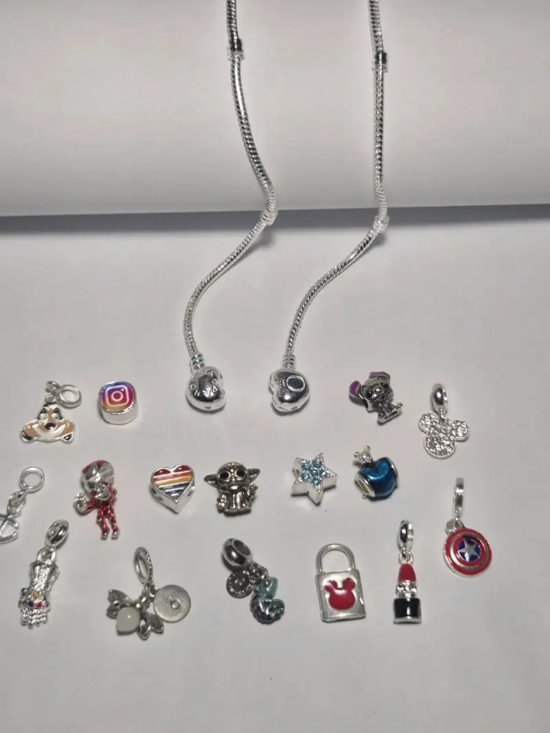 Pulsera de plata con dijes variados - 1