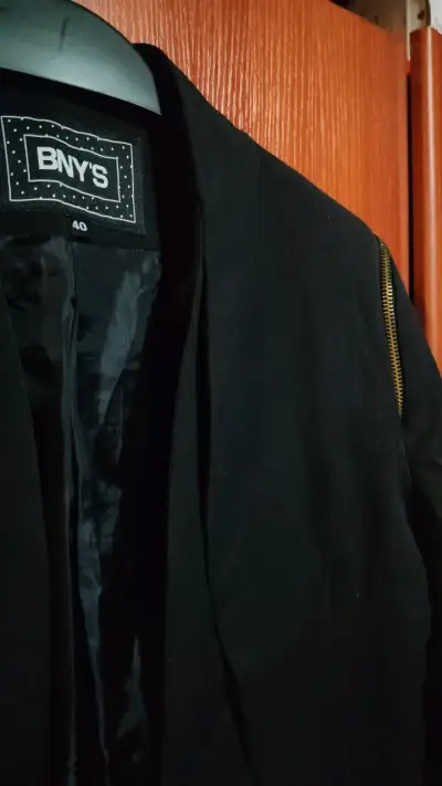 Blazer negro con cierre decorativo BNY's - miniatura 3