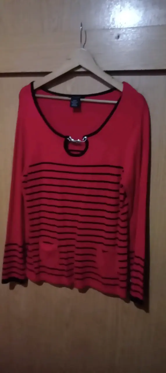 Suéter rojo con rayas negras y detalle metálico