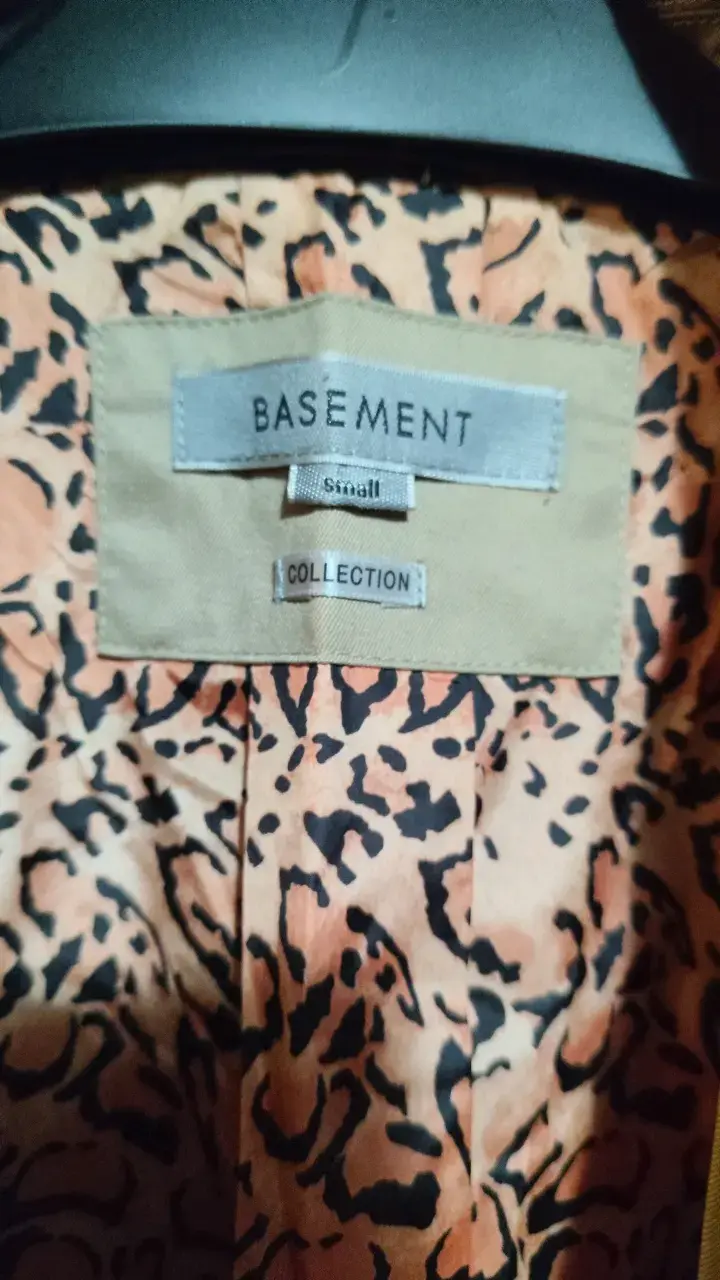 Trench coat beige Basement con forro estampado - 4