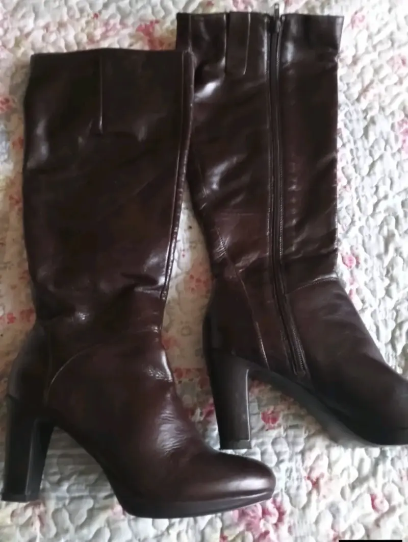 Botas de cuero marrón con tacón alto - 1