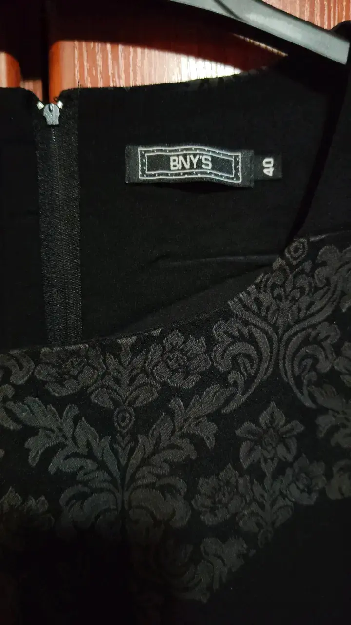 Vestido negro con diseño floral BNY'S - 2