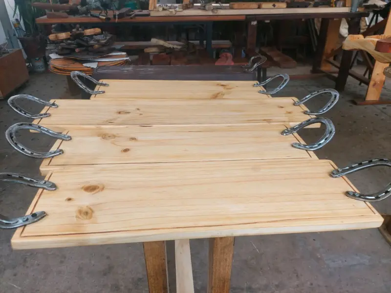 Tabla de Madera para Asado con Herraduras - 1