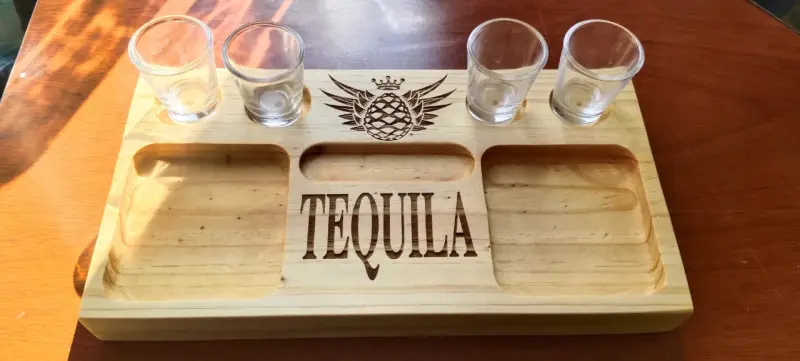 Tabla Tequila + 4 shot transparente, grabado laser