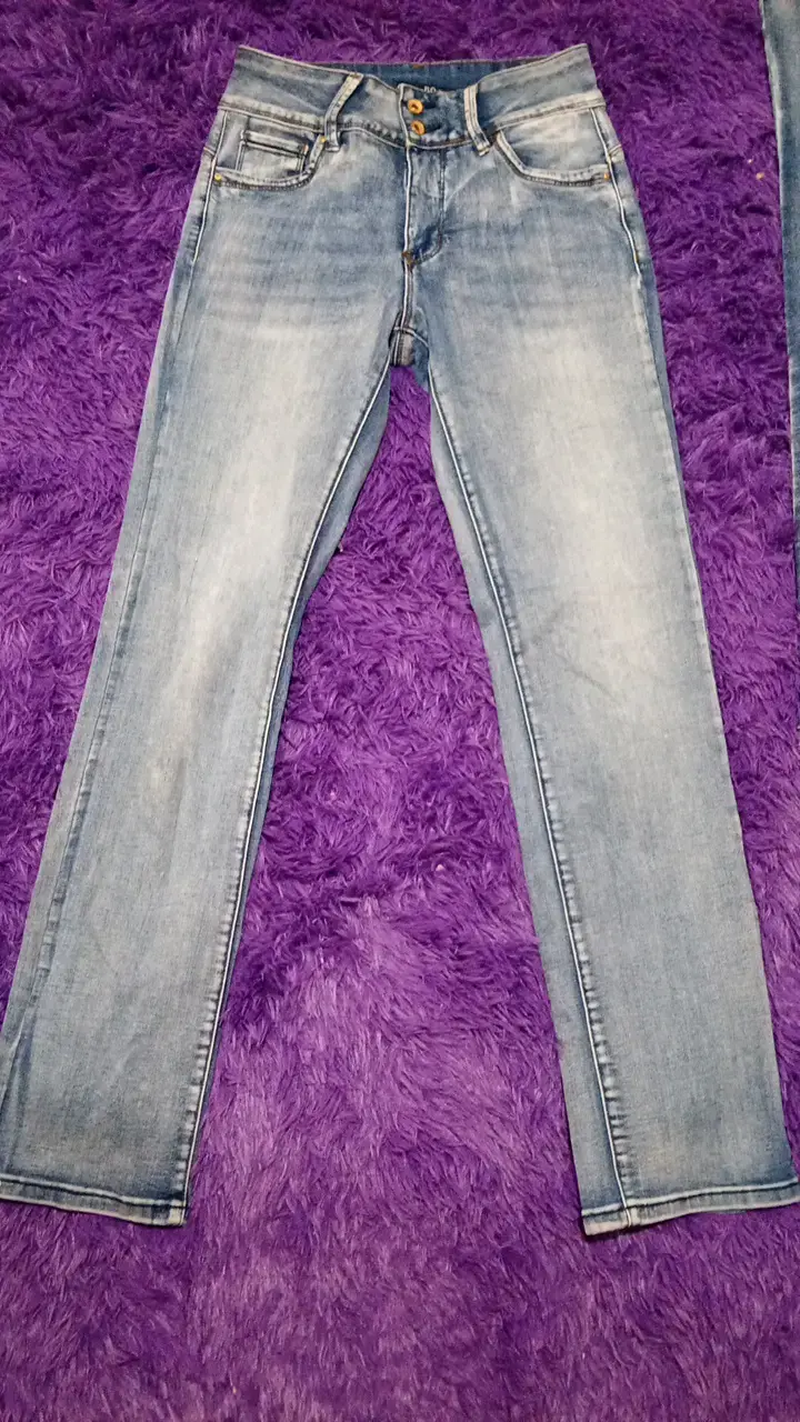 Jeans de mezclilla azul claro para mujer - 1