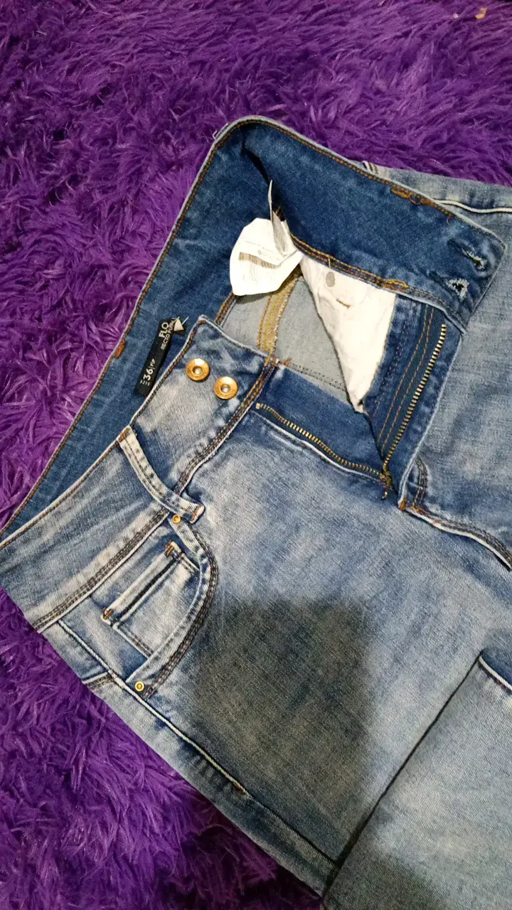 Jeans de mezclilla azul claro para mujer - 2