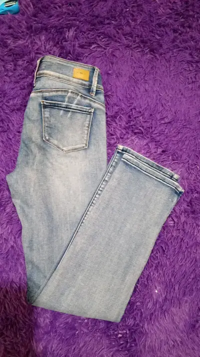 Jeans de mezclilla azul claro para mujer - miniatura 3