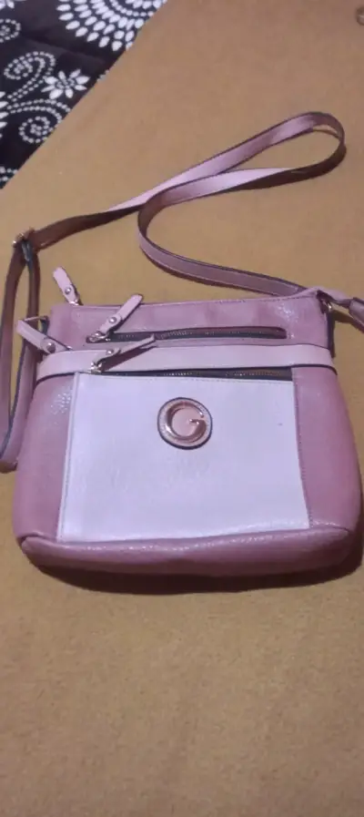 Cartera cruzada rosada y blanca con logo - miniatura 1
