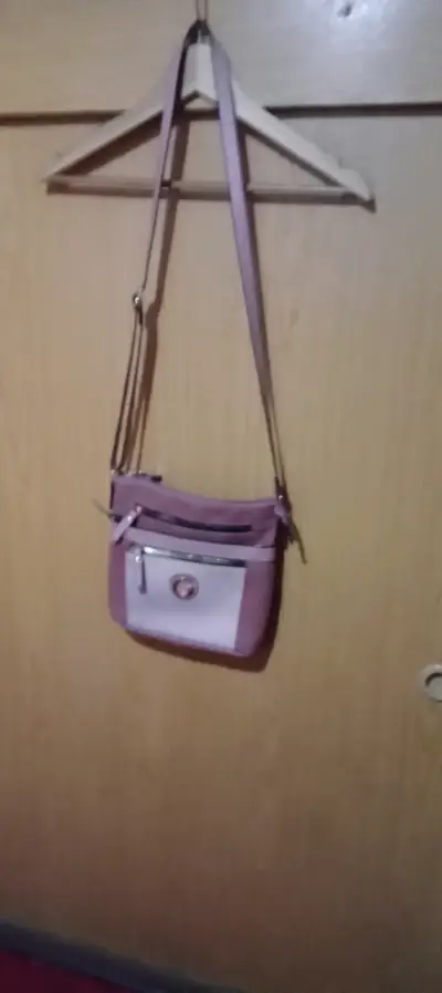 Cartera cruzada rosada y blanca con logo - miniatura 2