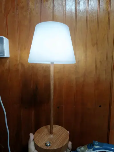 Lámpara moderna con base de madera, negra y dorada - miniatura 1