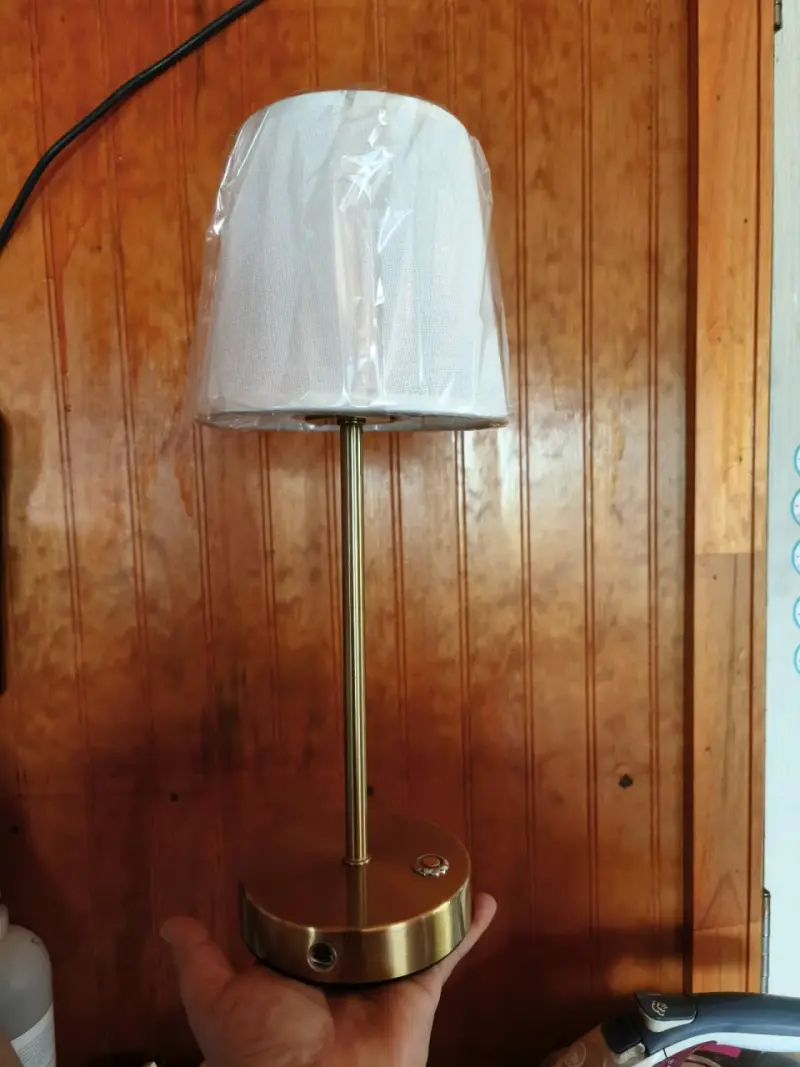 Lámpara moderna con base de madera, negra y dorada - 2