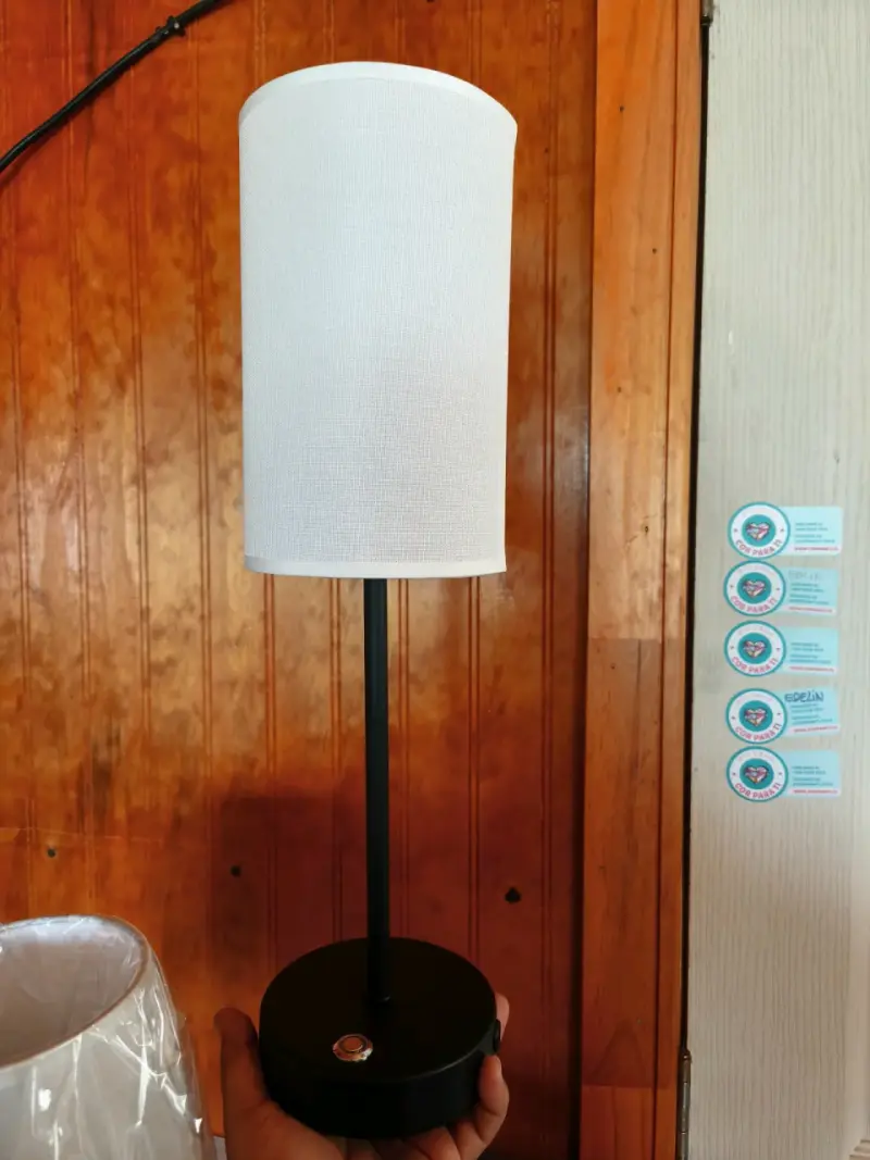 Lámpara moderna con base de madera, negra y dorada - 3