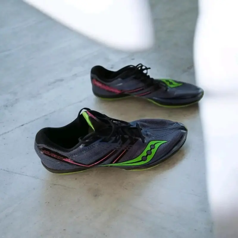Zapatillas running Saucony con diseño moderno - 1
