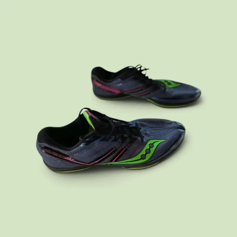 Zapatillas running Saucony con diseño moderno - 2