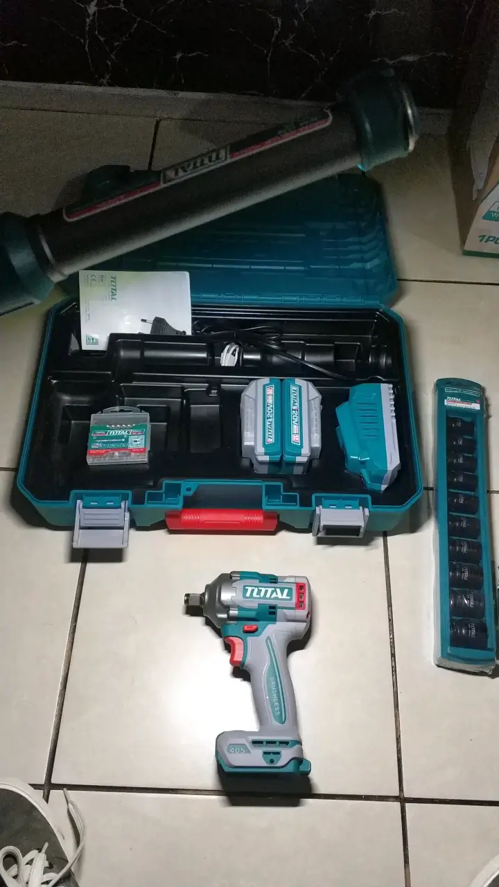 Llave de impacto inalámbrica Total 20V con accesorios