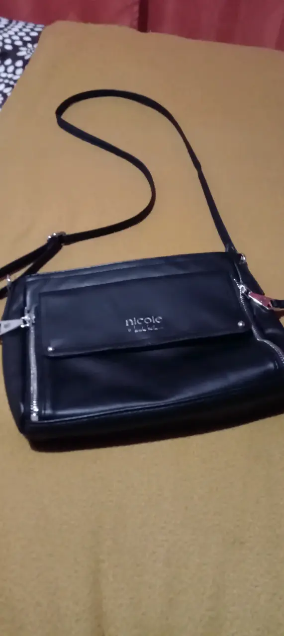 Cartera cruzada negra Nicole Lee