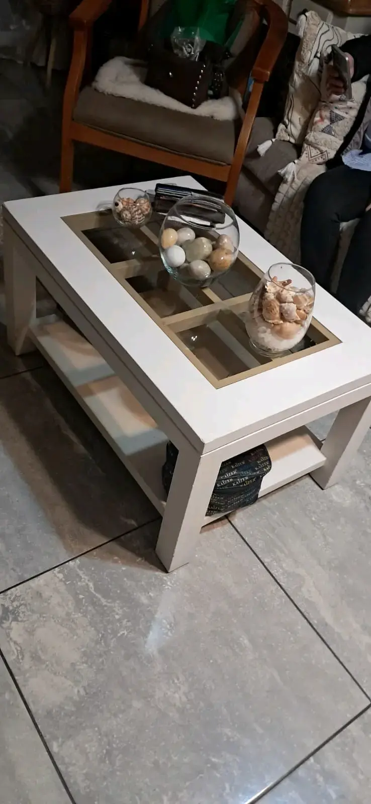Mesa de centro blanca con vidrio - 1