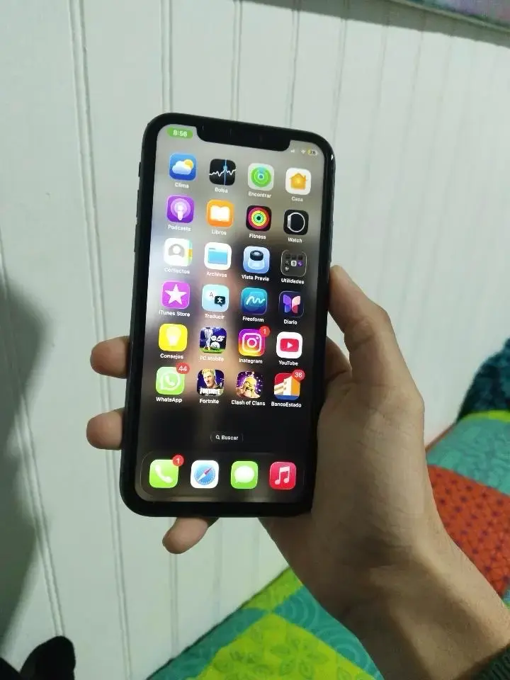 iPhone 11 de 64GB en buen estado - 4