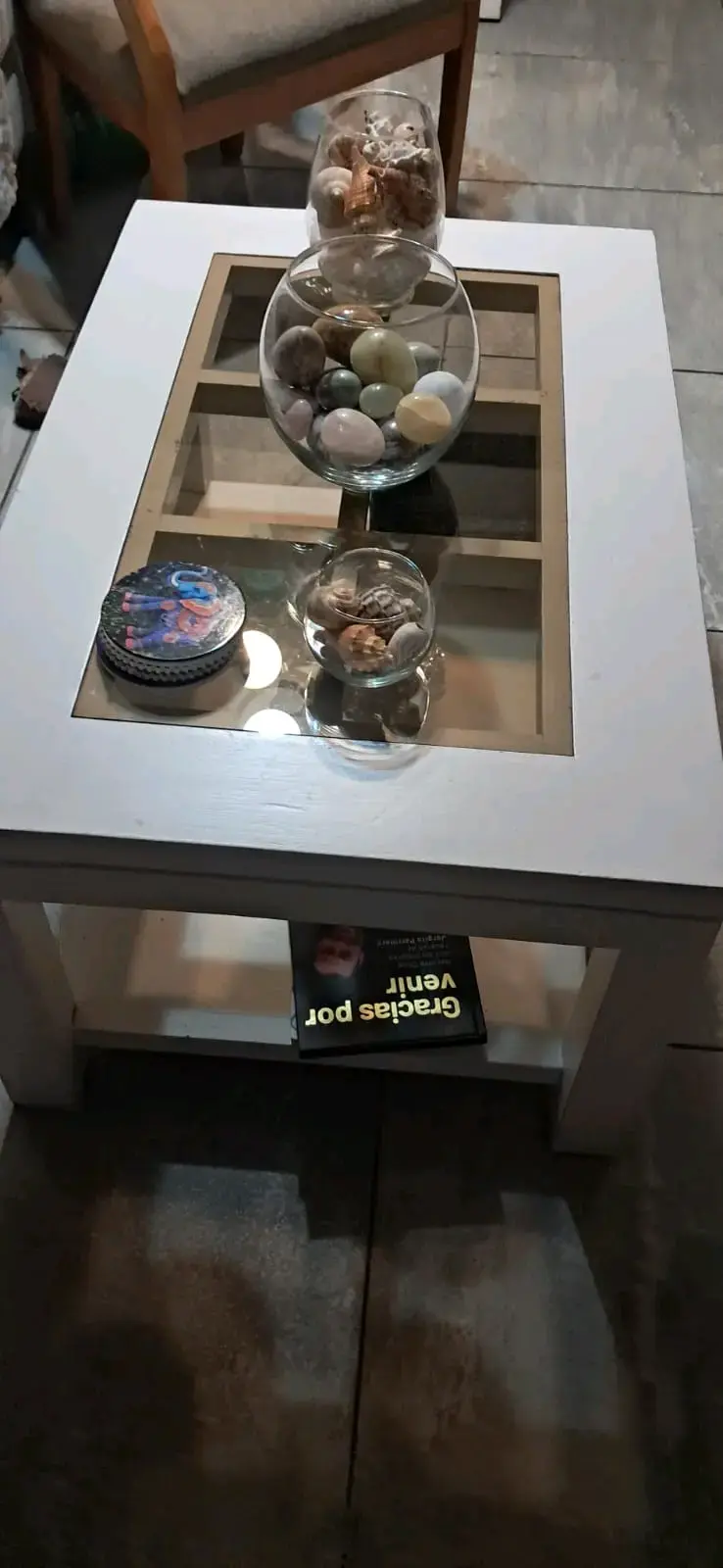 Mesa de centro blanca con vidrio - 3