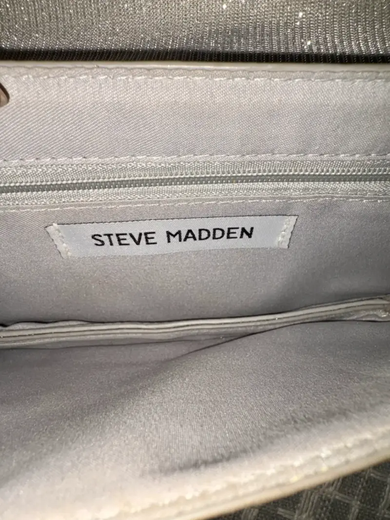 Cartera de mano plateada con cadena Steve Madden - 4