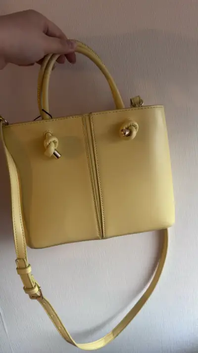 Bolso de mano amarillo con correa ajustable - miniatura 1