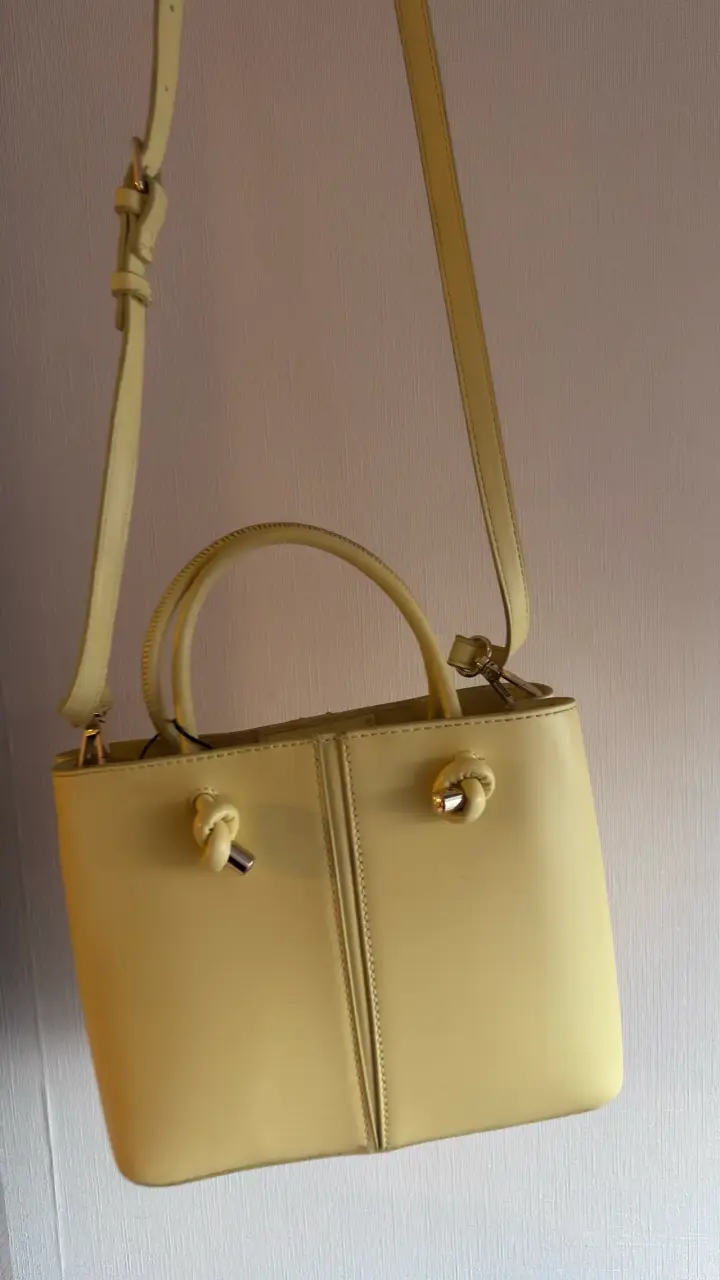Bolso de mano amarillo con correa ajustable - 2