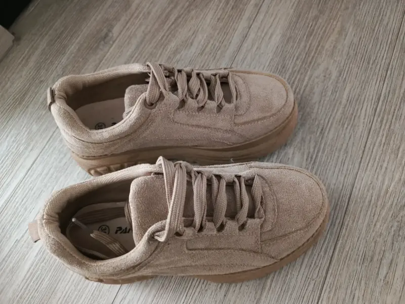 Zapatillas deportivas blancas con detalles rosados - 2