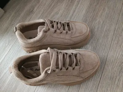 Zapatillas deportivas blancas con detalles rosados - miniatura 2