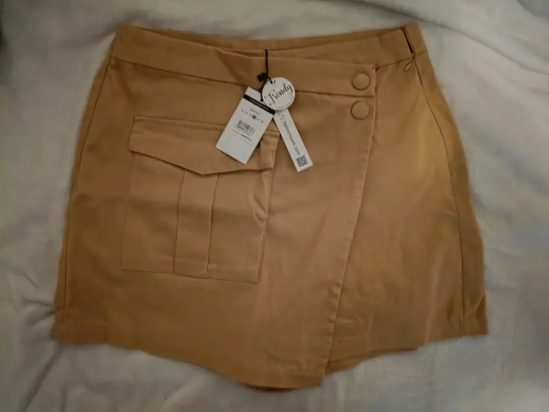 Falda pantalón beige con bolsillos - 1