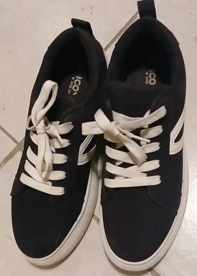 Zapatillas negras con cordones blancos Icoo - miniatura 1