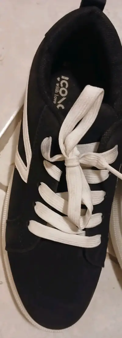 Zapatillas negras con cordones blancos Icoo - miniatura 3