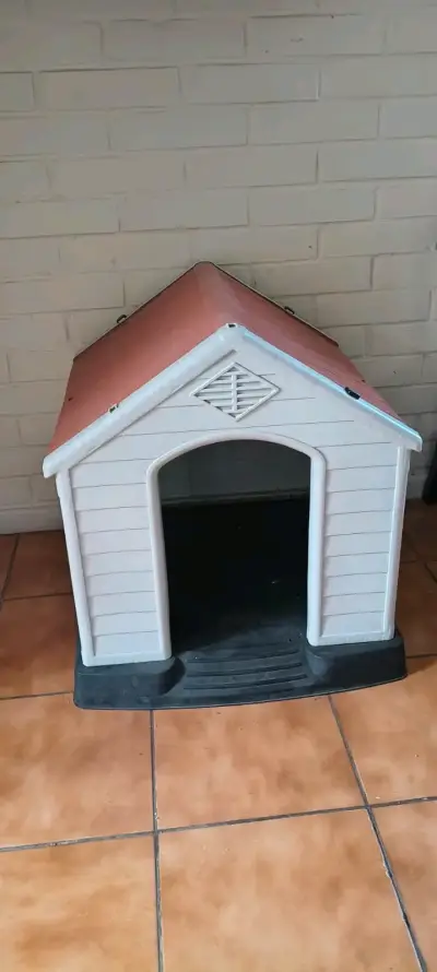 Casa de perro plástica resistente para exteriores - miniatura 1