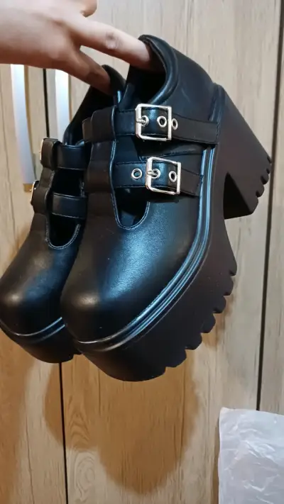 Zapatos de plataforma negros con hebillas - miniatura 1