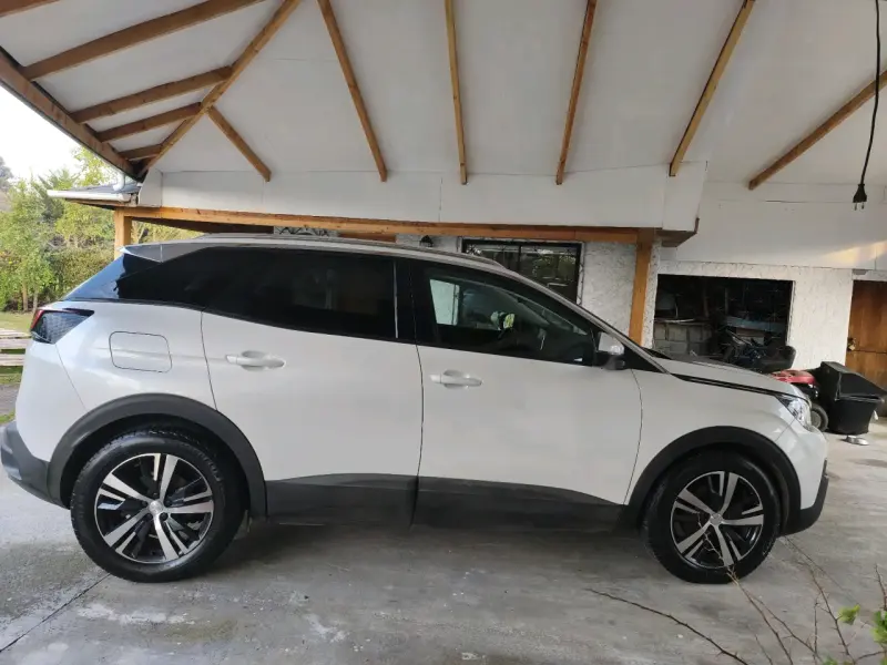 SUV Peugeot blanco en buen estado - 1