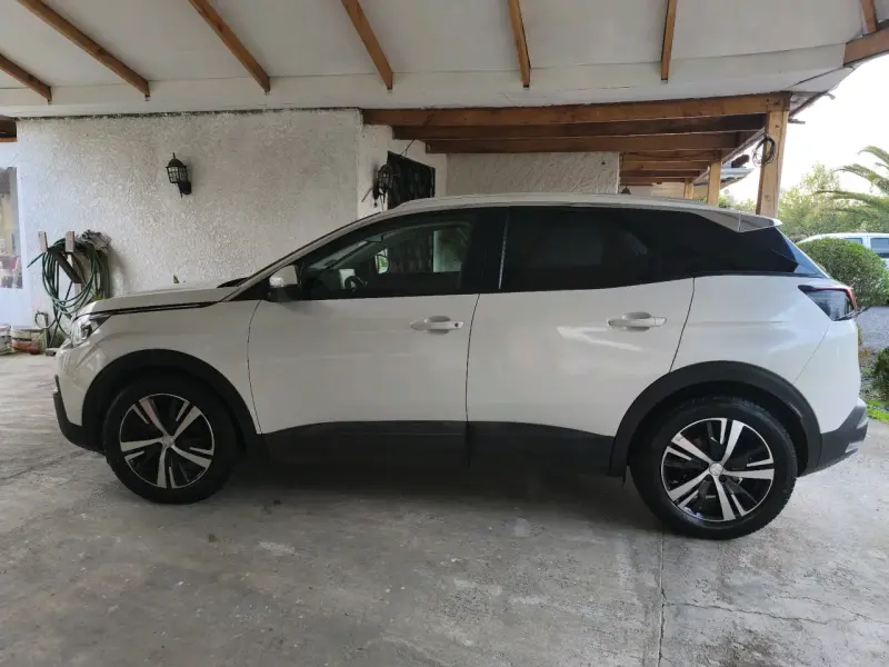 SUV Peugeot blanco en buen estado - 2