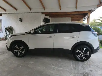 SUV Peugeot blanco en buen estado - miniatura 2
