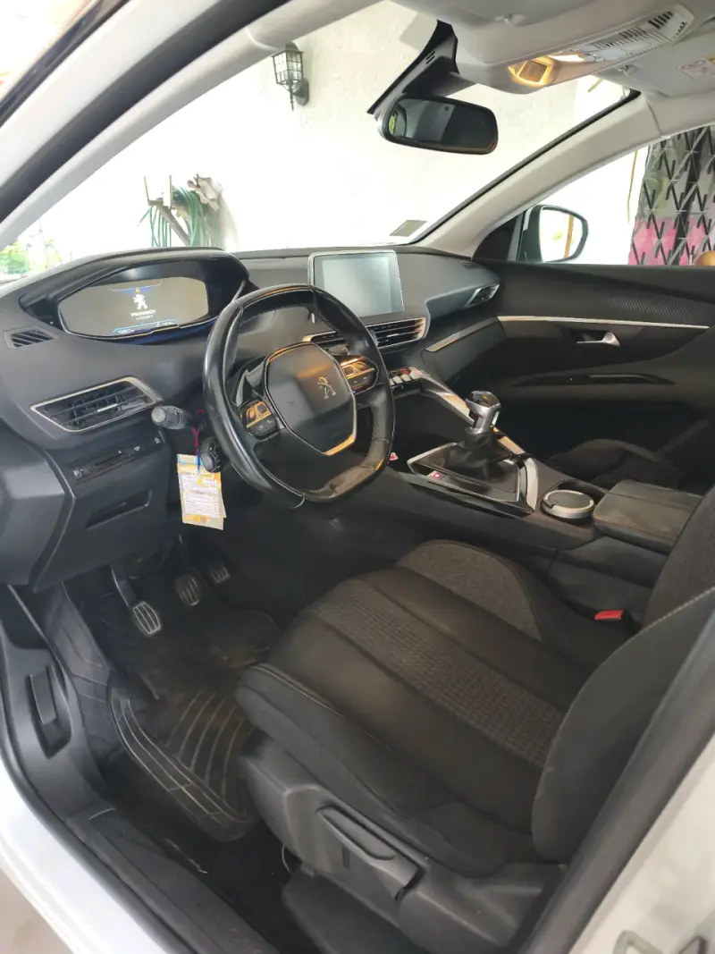 SUV Peugeot blanco en buen estado - 3