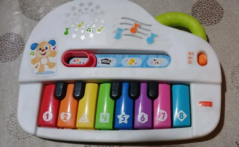 Piano musical infantil Fisher-Price de colores