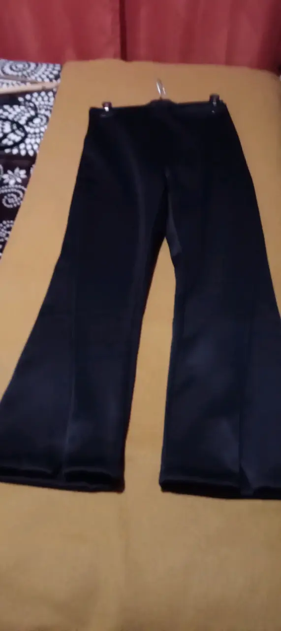 Pantalones negros acampanados para mujer