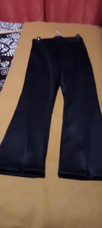 Pantalones negros acampanados para mujer - miniatura 1