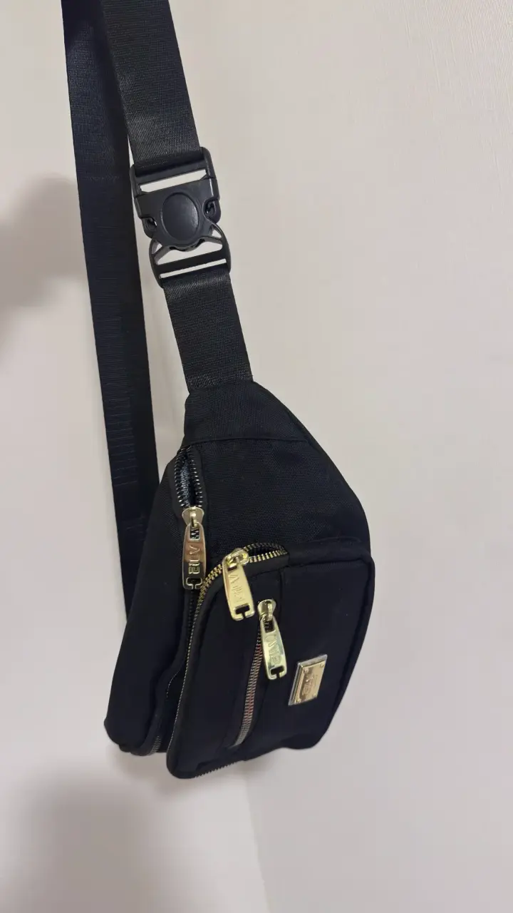 Bandolera negra con detalles dorados - 2