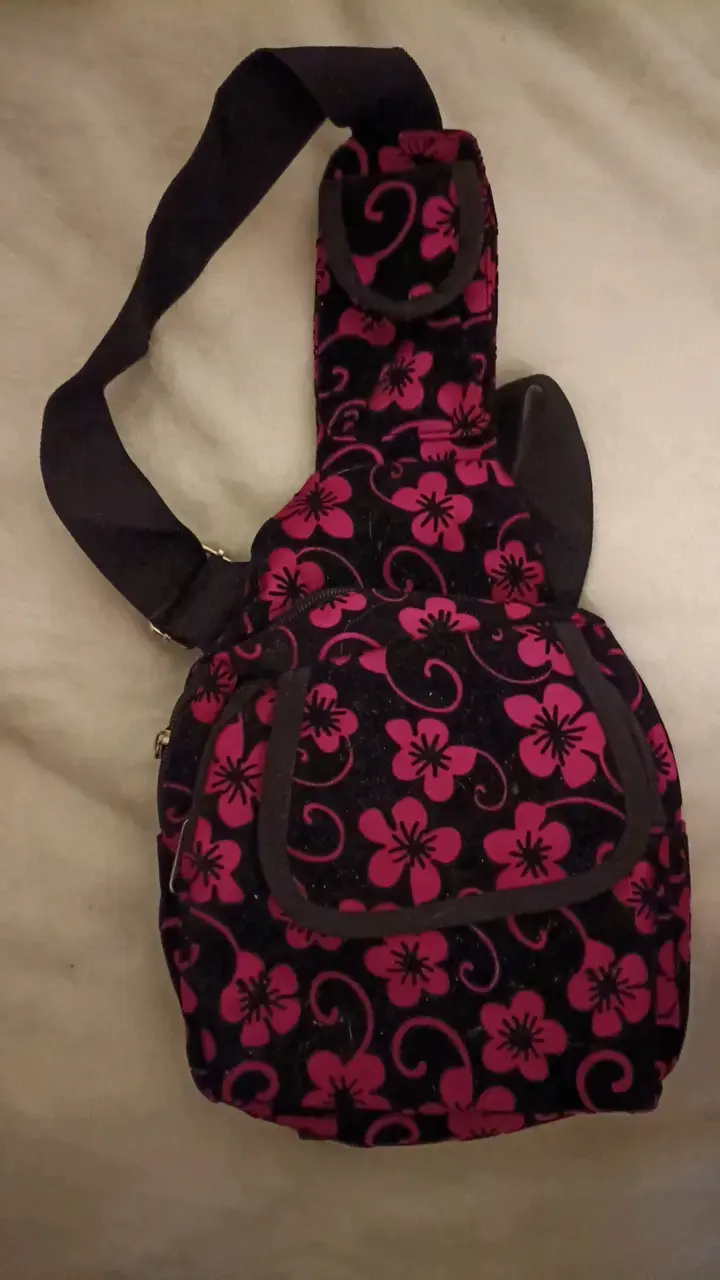 Mochila bandolera con diseño floral rosa y negro