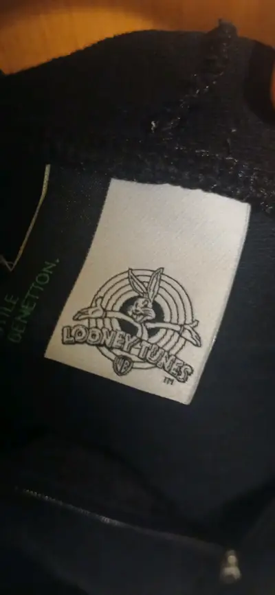 Polerón negro Looney Tunes con capucha - miniatura 3