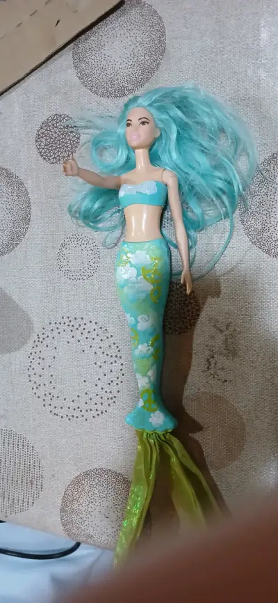 Muñeca sirena con cabello azul y cola decorada - miniatura 1