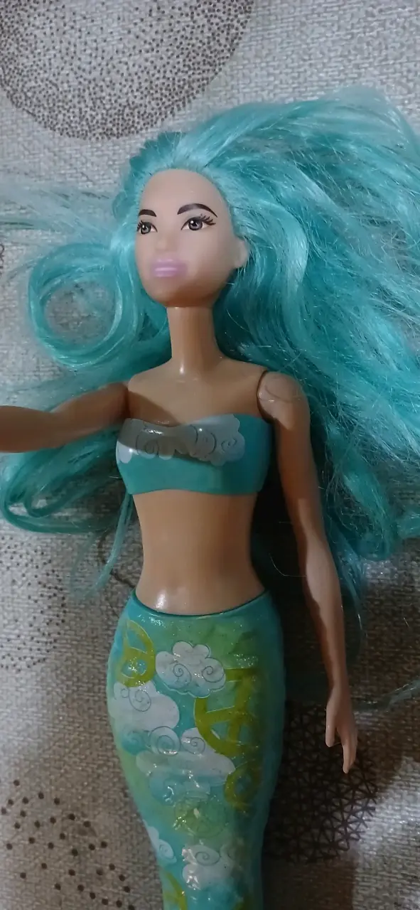 Muñeca sirena con cabello azul y cola decorada - 2
